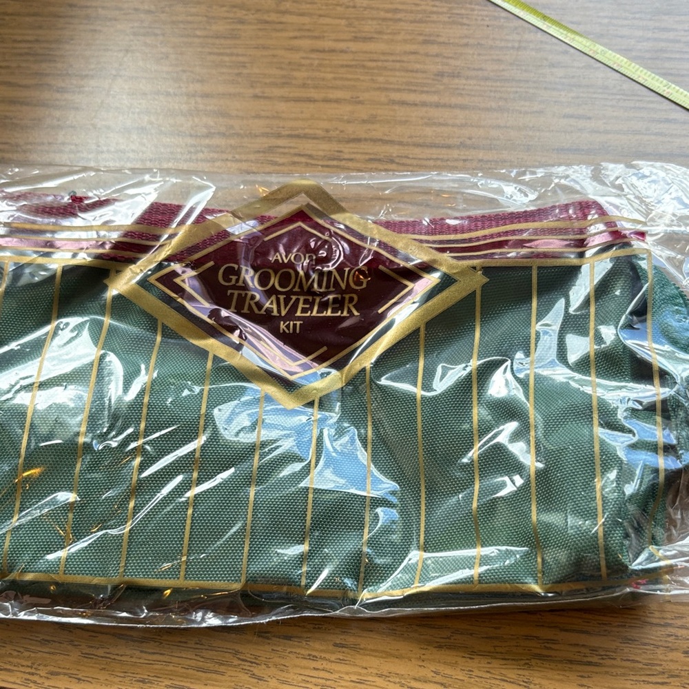 Avon Grooming Traveler Kit in Green with Burgundy trim